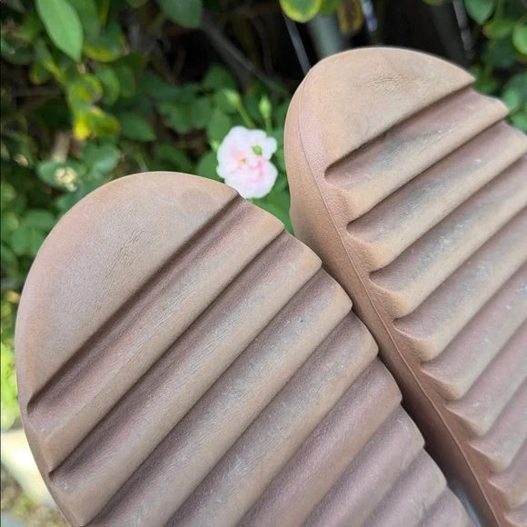 Adidas Yeezy Slide. Women Size 7 . - Picture 9 of 16